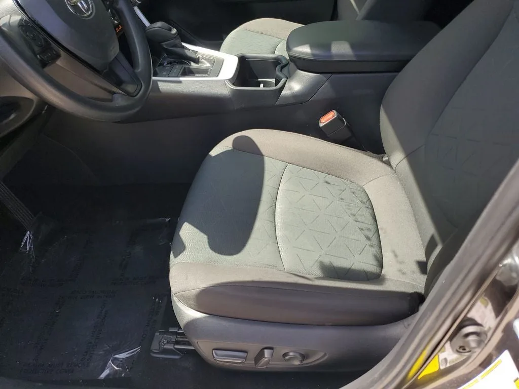 2024 Toyota RAV4 XLE photo 22