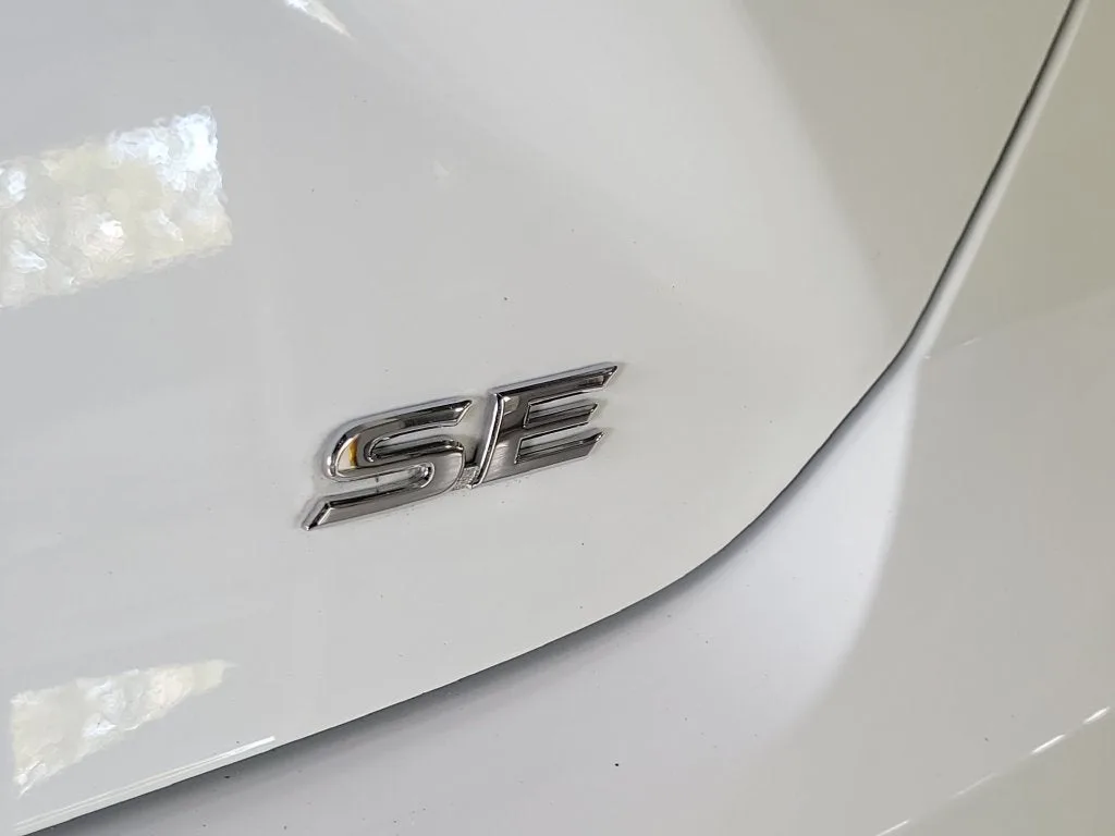 2025 Toyota Camry SE photo 8