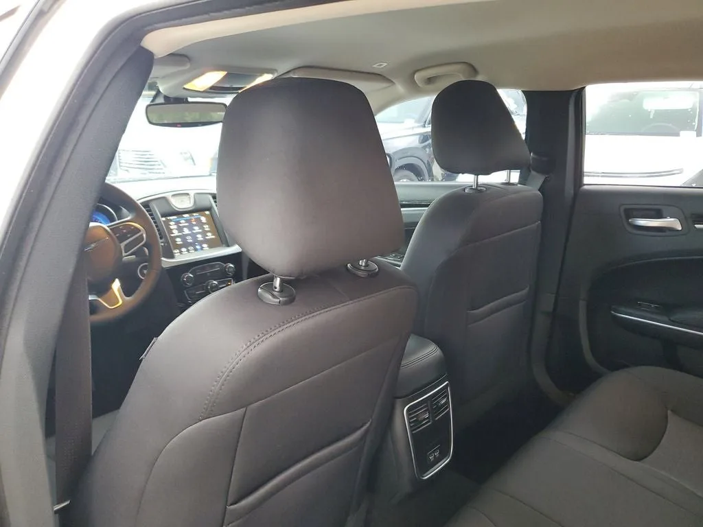 2023 Chrysler 300 Touring photo 12