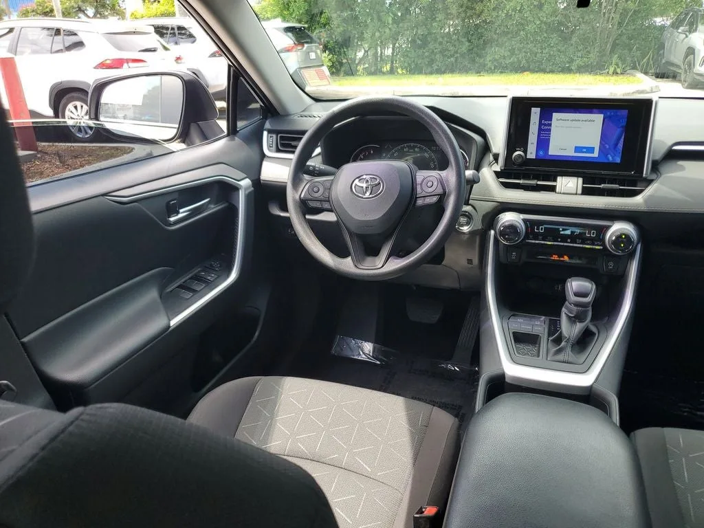 2024 Toyota RAV4 XLE photo 14