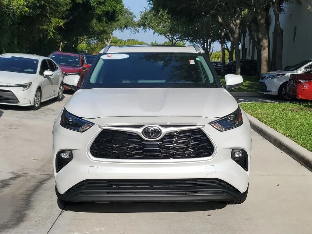 2024 Toyota Highlander XLE photo 2
