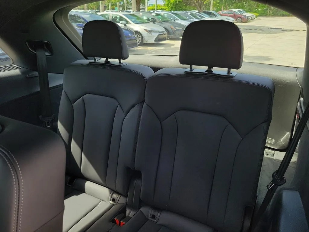 2025 Audi Q7 55 Premium Plus quattro photo 12