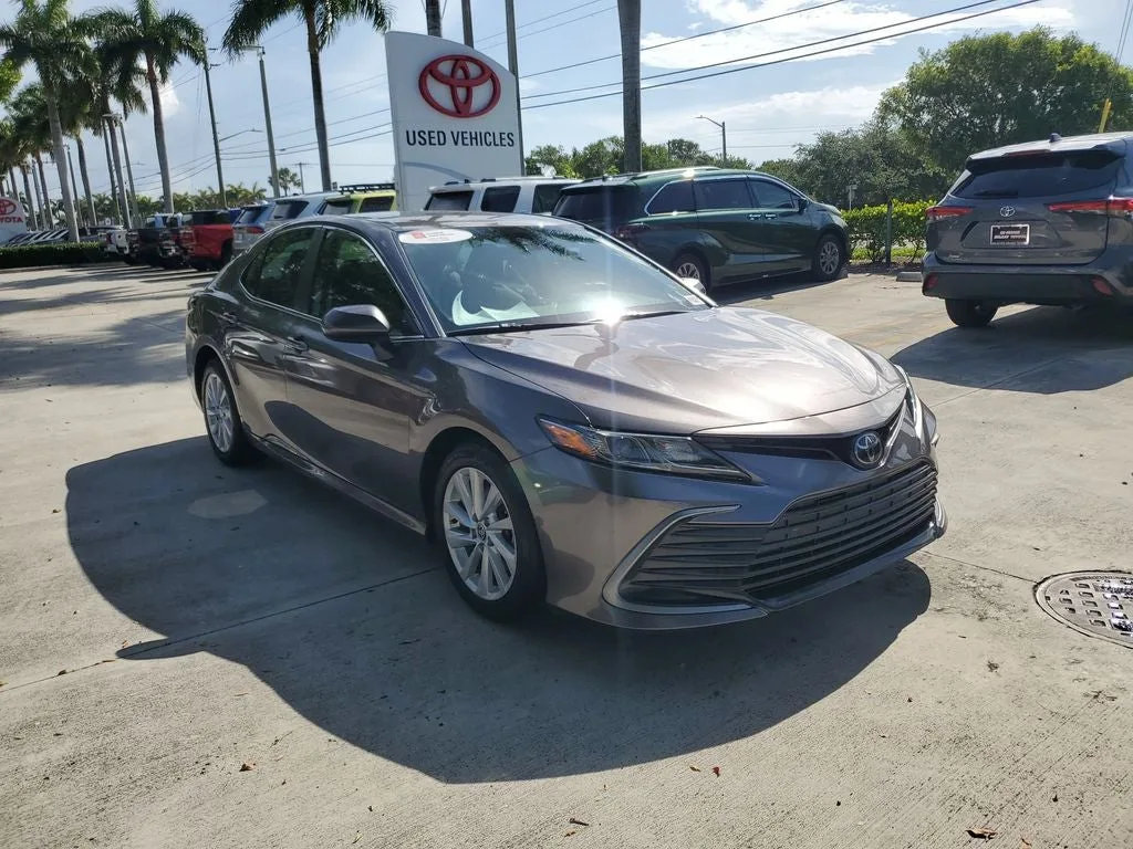 2023 Toyota Camry LE photo 3