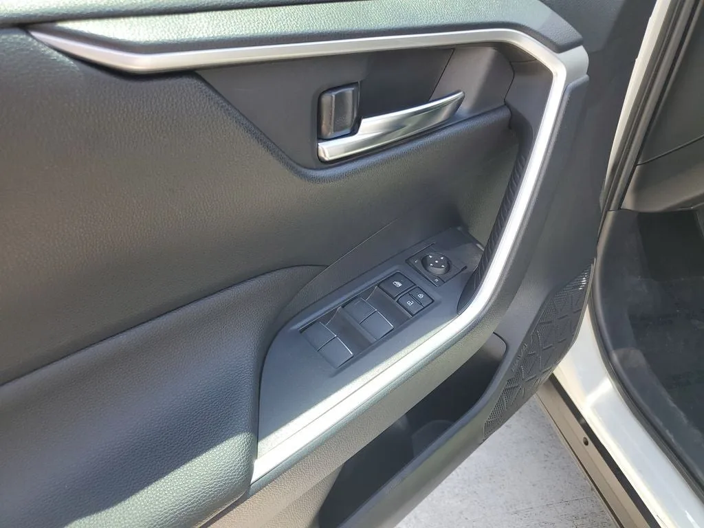 2022 Toyota RAV4 Hybrid SE photo 20