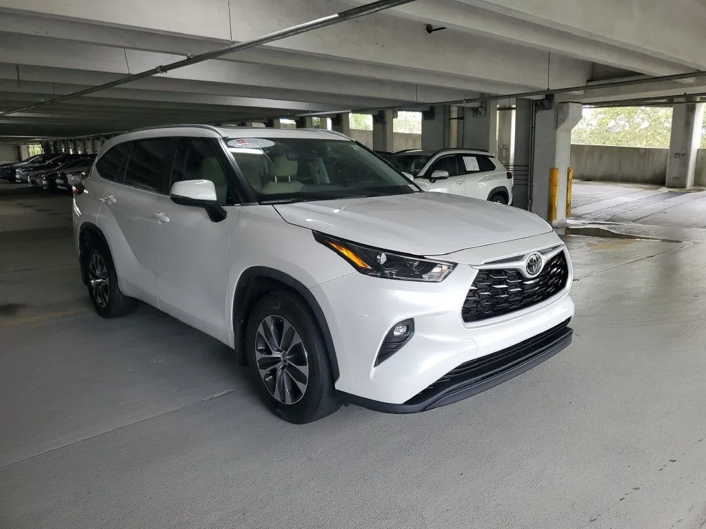 2023 Toyota Highlander XLE photo 3