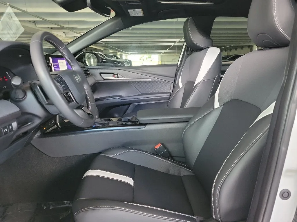 2025 Toyota Camry SE photo 18