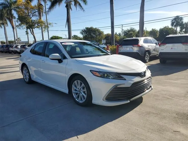 2023 Toyota Camry LE photo 3