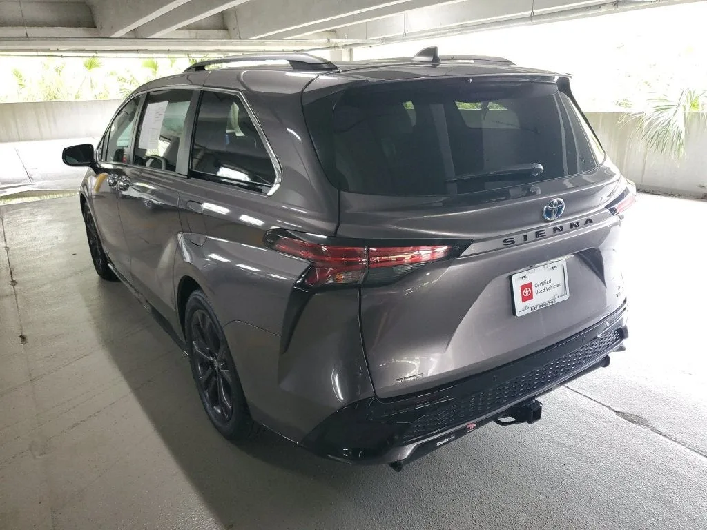 2021 Toyota Sienna XSE 7 Passenger photo 6
