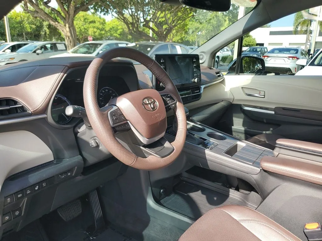 2023 Toyota Sienna Platinum 7 Passenger photo 24
