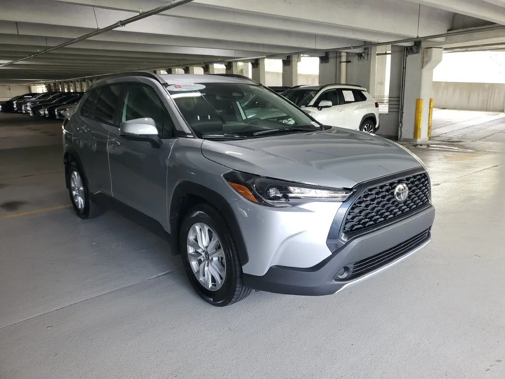 2023 Toyota Corolla Cross LE photo 3