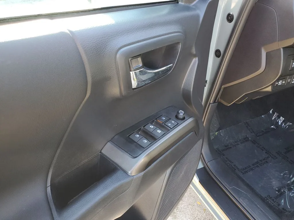 2023 Toyota Tacoma TRD Sport V6 photo 17