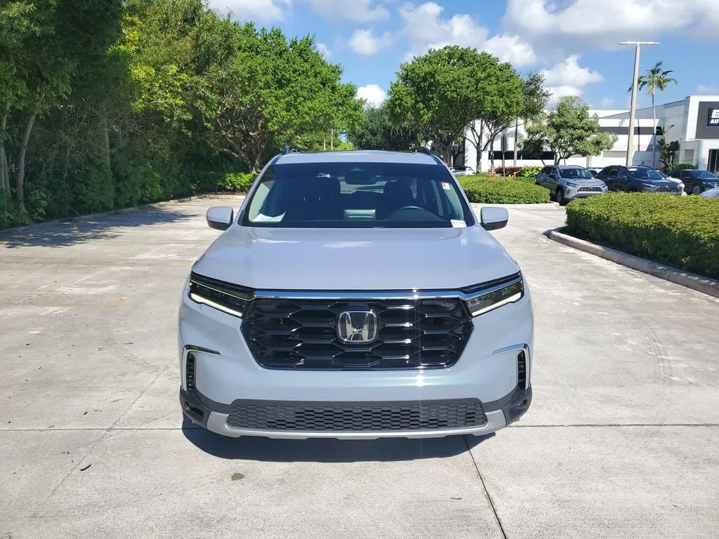 2025 Honda Pilot Touring photo 2
