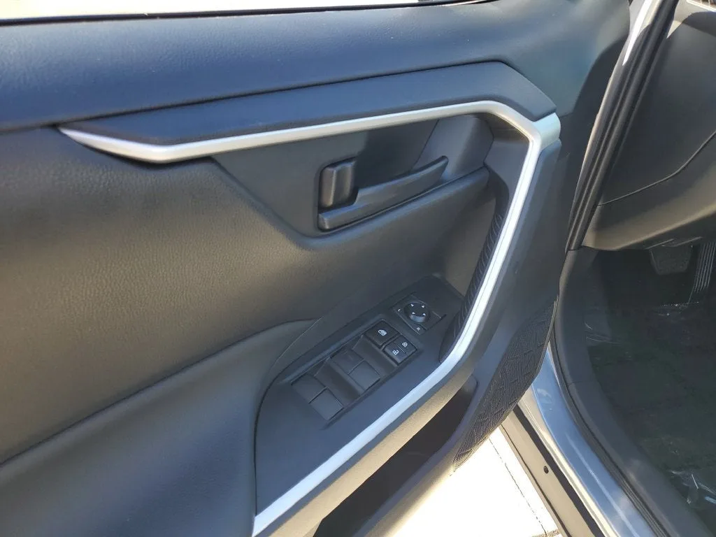2024 Toyota RAV4 LE photo 18