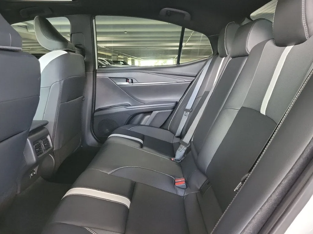 2025 Toyota Camry SE photo 13