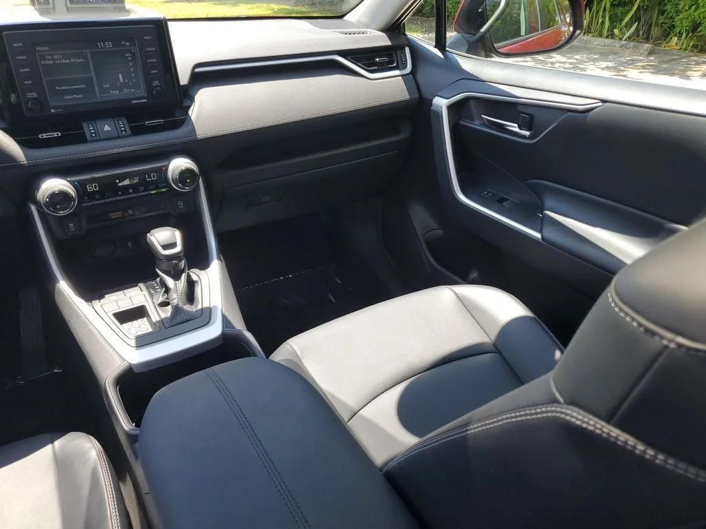 2022 Toyota RAV4 XLE Premium photo 18