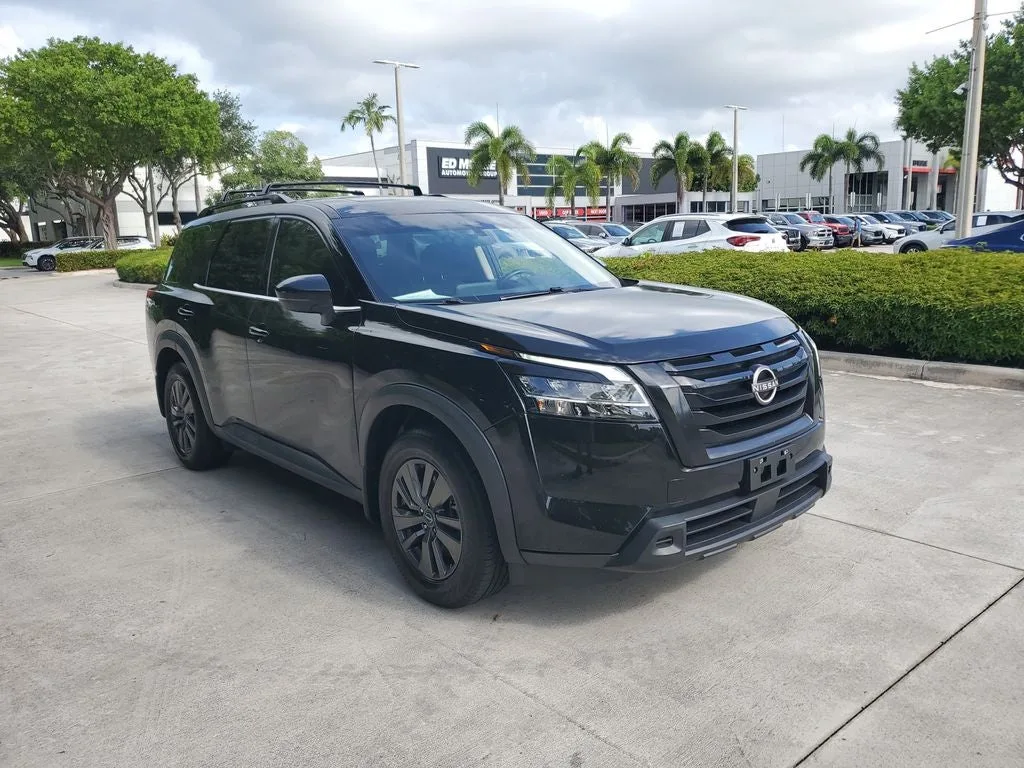 2022 Nissan Pathfinder SV photo 3