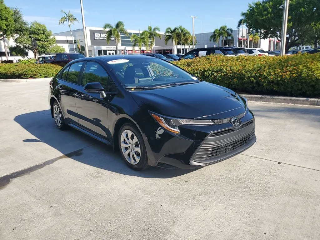 2025 Toyota Corolla LE photo 3