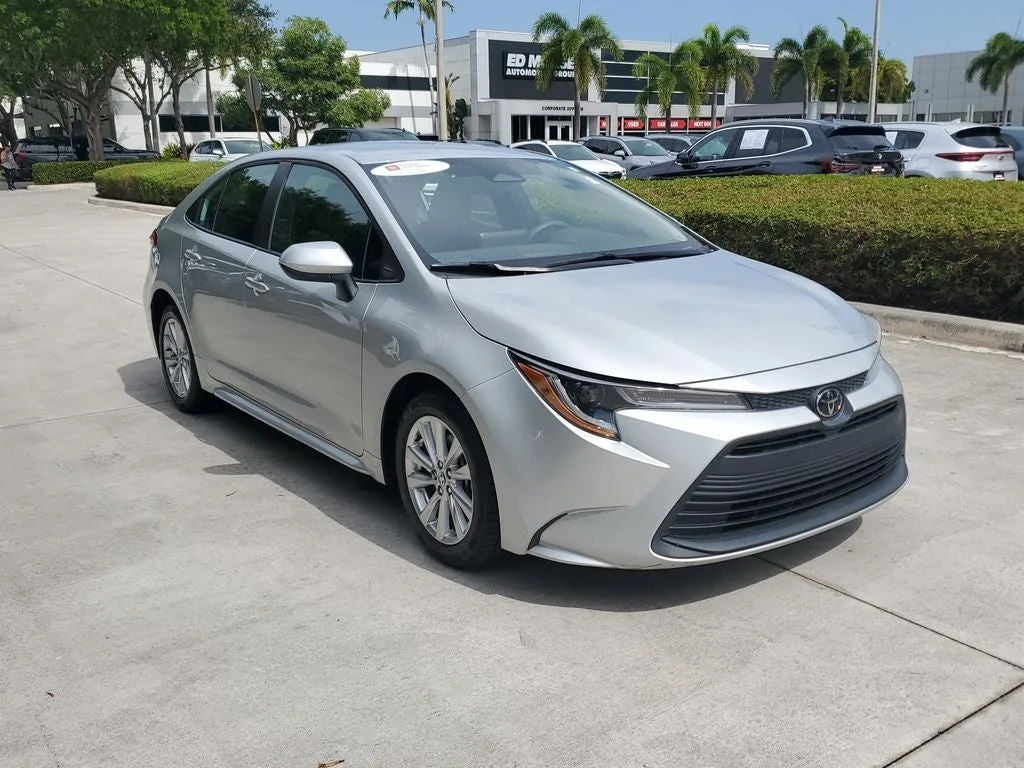 2023 Toyota Corolla LE photo 3