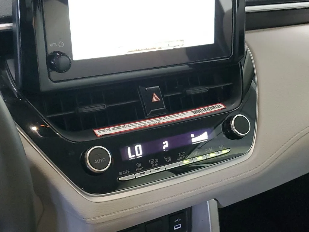 2024 Toyota Corolla Cross LE photo 28