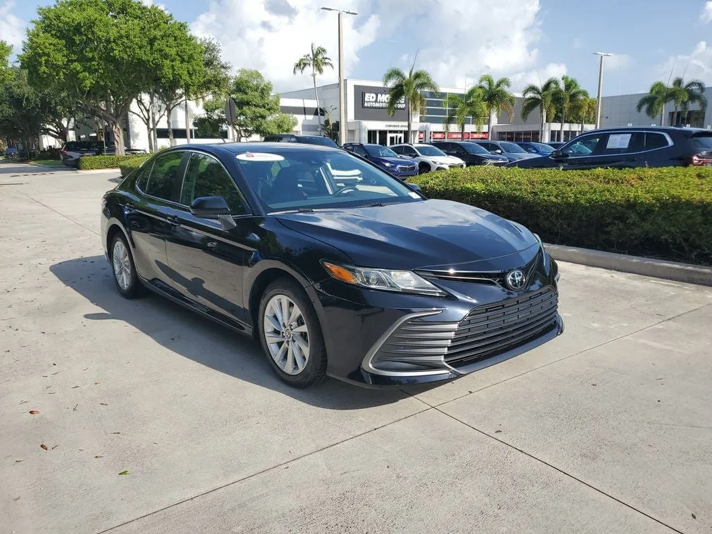 2023 Toyota Camry LE photo 3