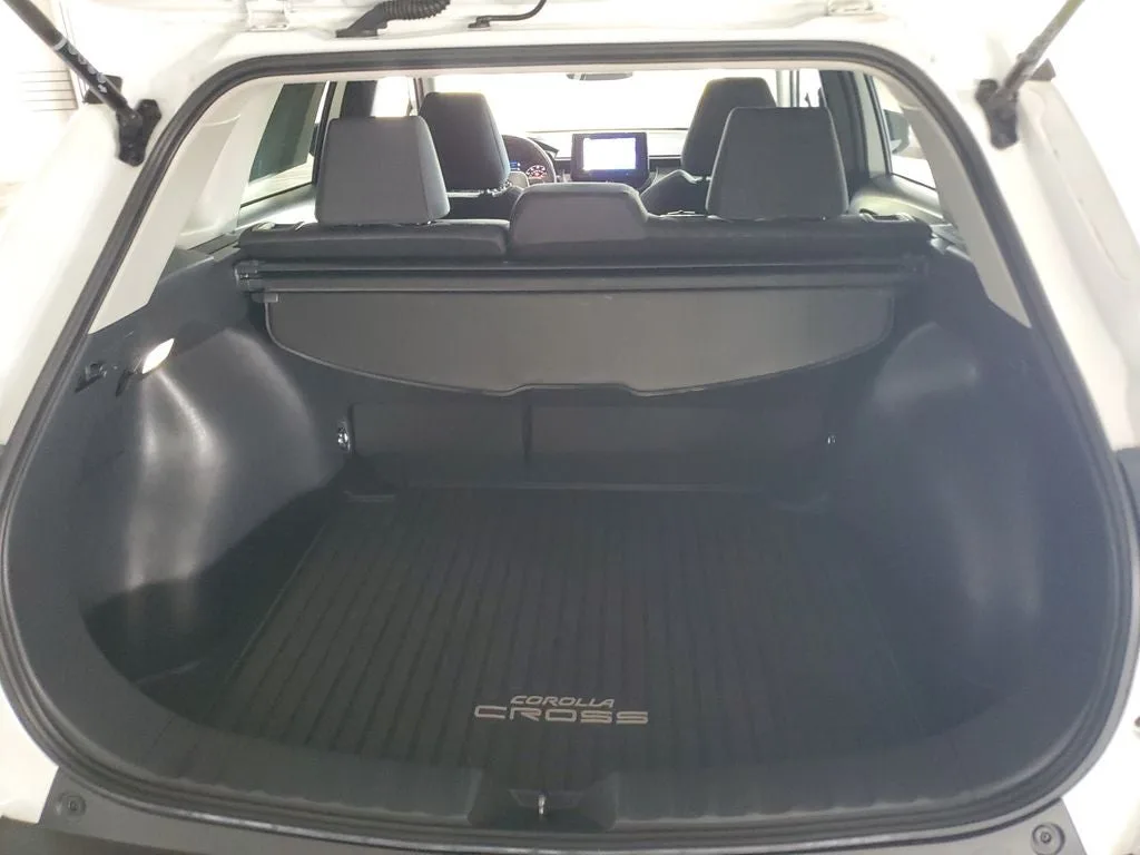 2024 Toyota Corolla Cross LE photo 10