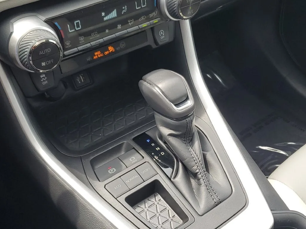 2023 Toyota RAV4 XLE Premium photo 31