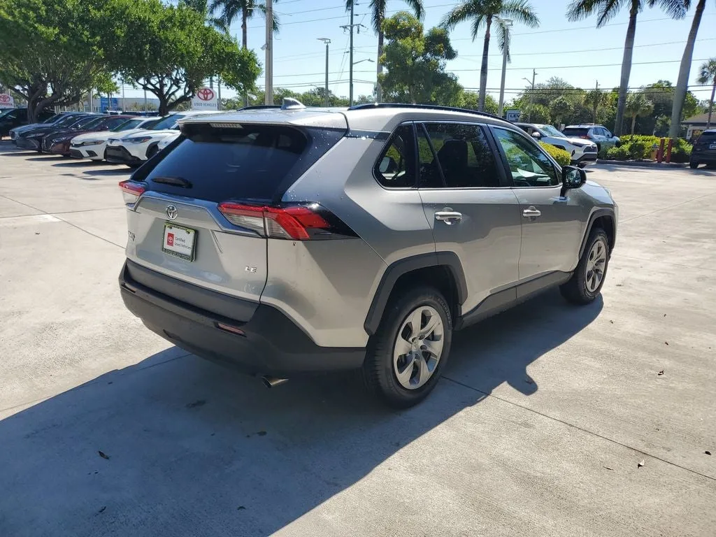 2021 Toyota RAV4 LE photo 4