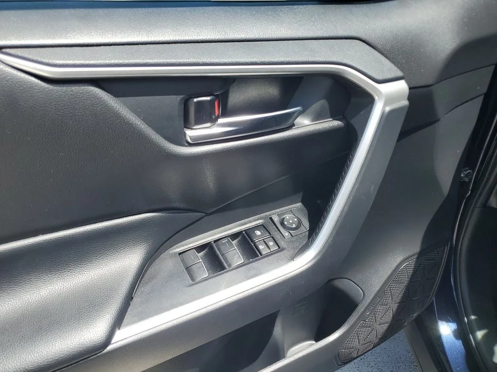 2024 Toyota RAV4 XLE photo 20