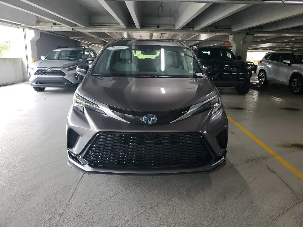 2021 Toyota Sienna XSE 7 Passenger photo 2