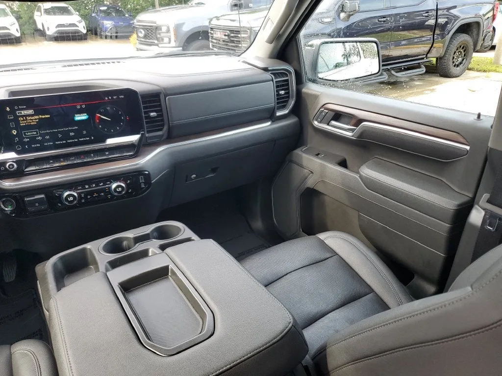2025 GMC Sierra 1500 SLT photo 17