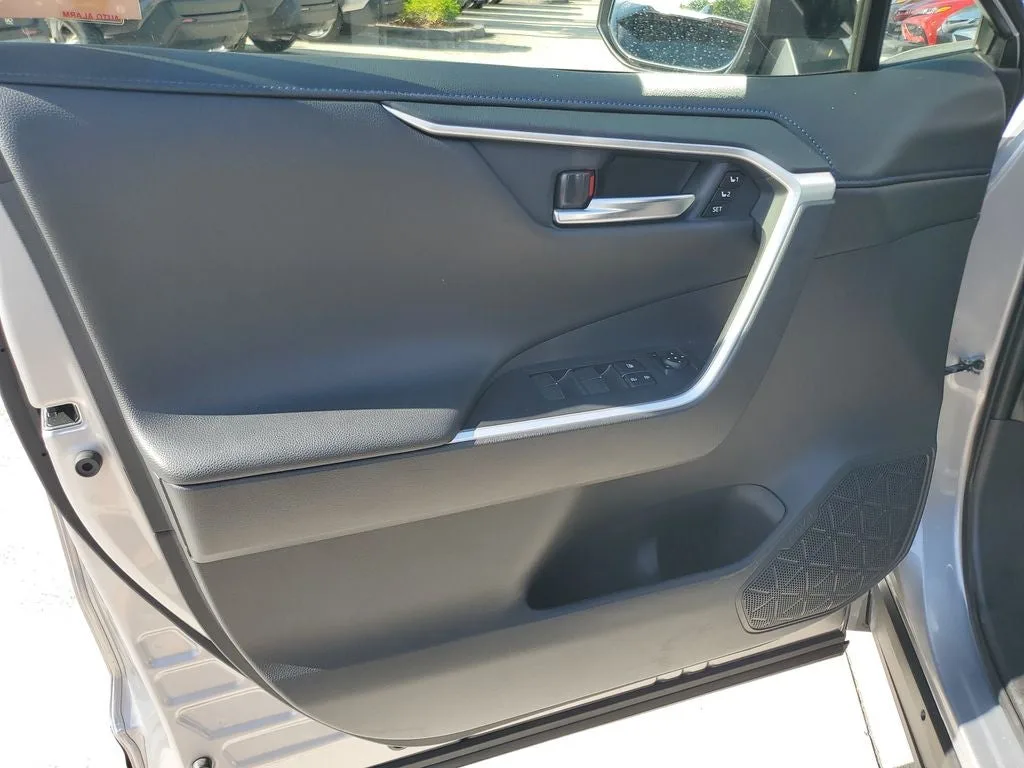 2024 Toyota RAV4 Hybrid XSE photo 19