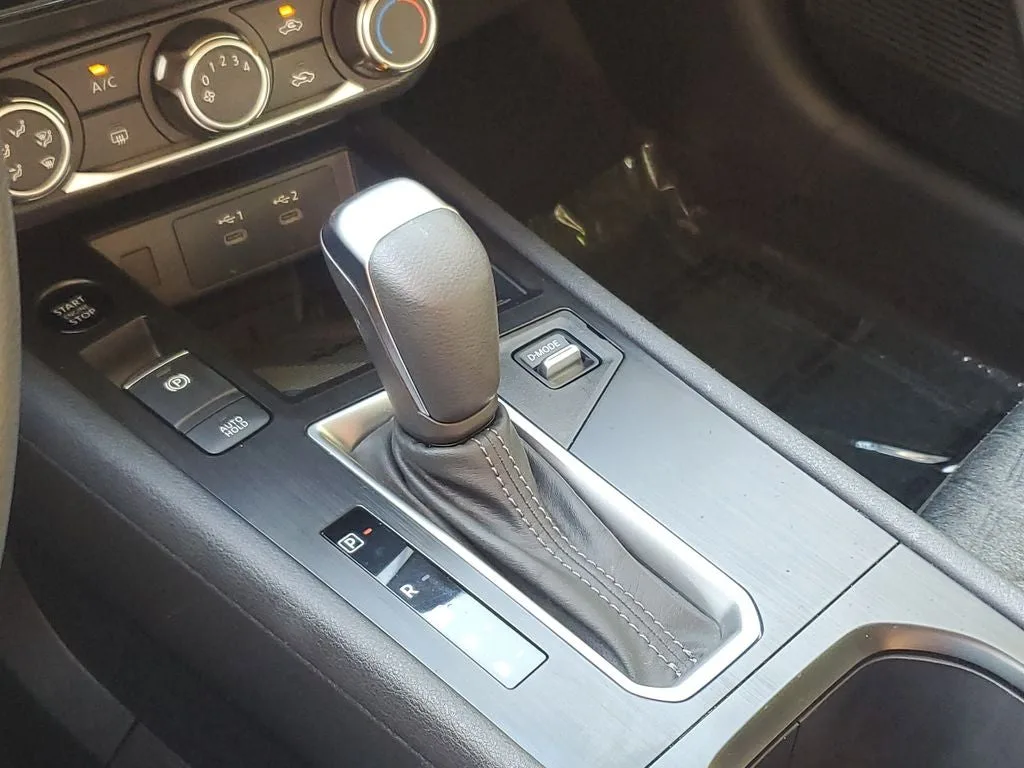 2025 Nissan Kicks SV photo 27