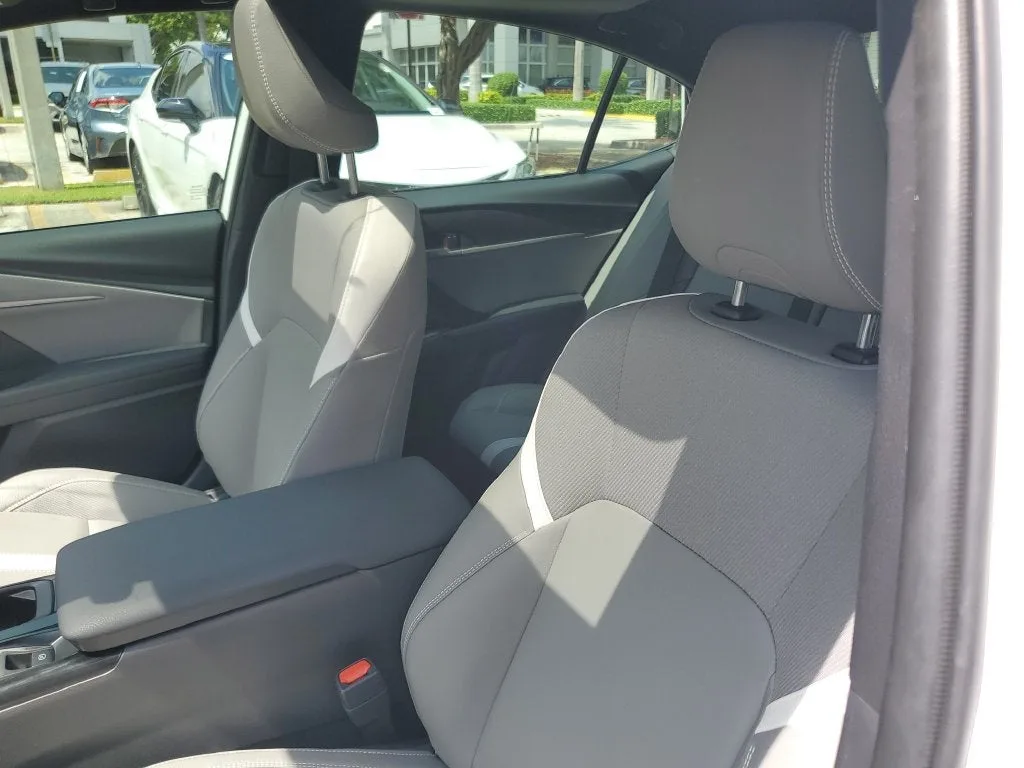 2025 Toyota Camry SE photo 19