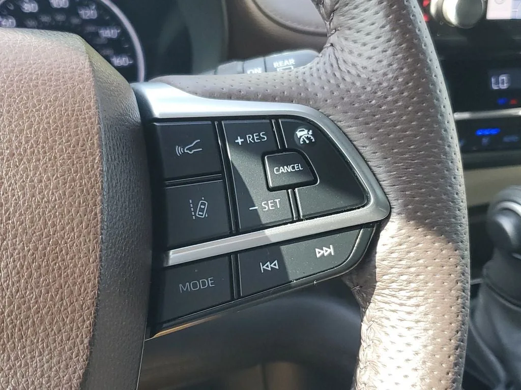 2023 Toyota Sienna Platinum 7 Passenger photo 27