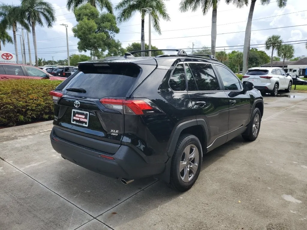 2025 Toyota RAV4 XLE photo 4