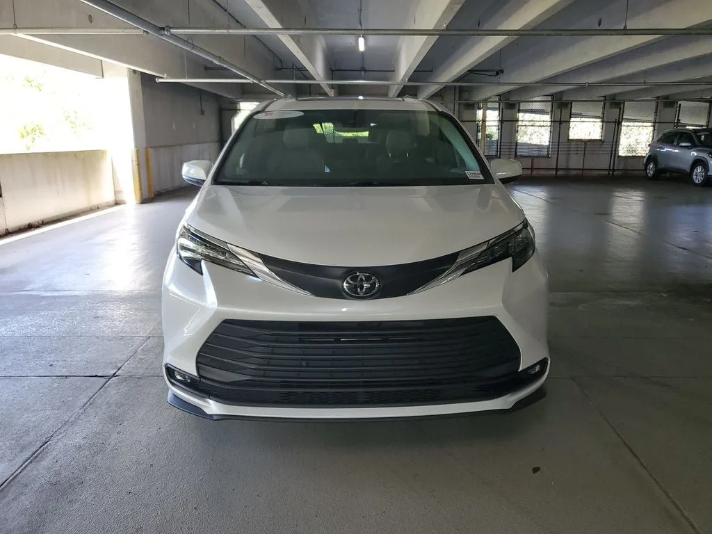 2026 Toyota Sienna XLE 7 Passenger photo 2