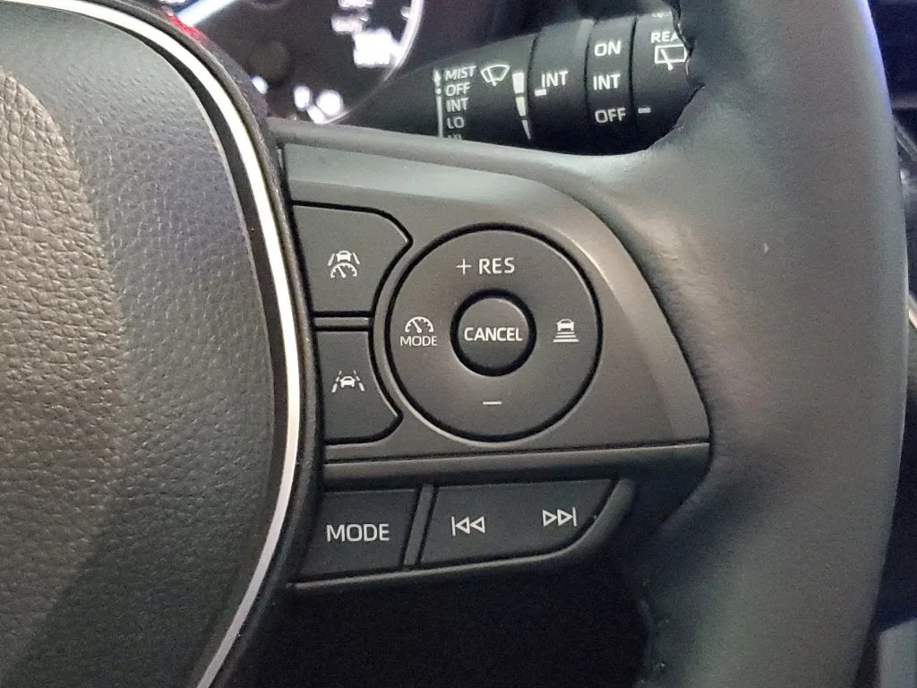 2023 Toyota Corolla Cross LE photo 24