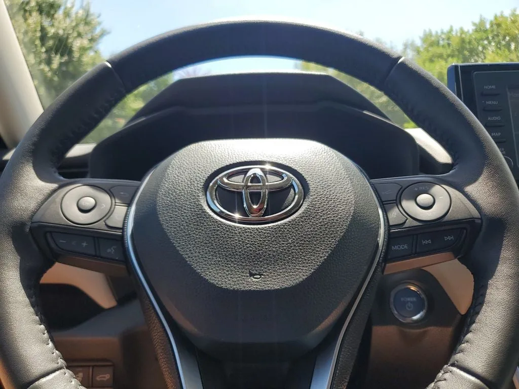 2021 Toyota RAV4 Hybrid XLE Premium photo 24