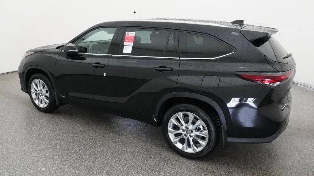 2026 Toyota Highlander Hybrid Limited photo 4