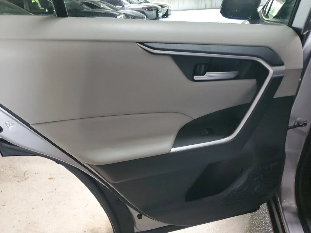 2025 Toyota RAV4 XLE photo 11
