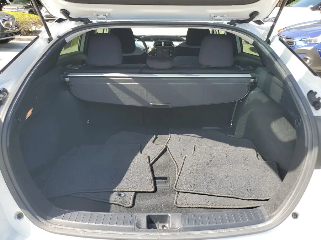 2022 Toyota Prius LE photo 10