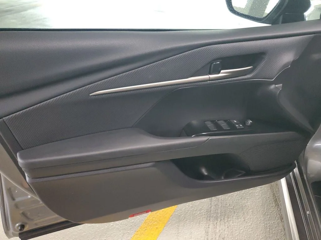 2025 Toyota Camry SE photo 15