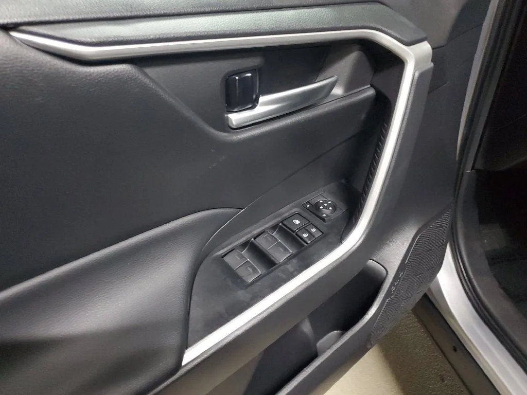 2023 Toyota RAV4 XLE photo 19