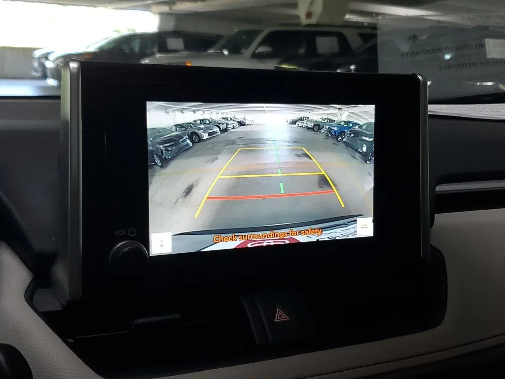2025 Toyota RAV4 XLE photo 27