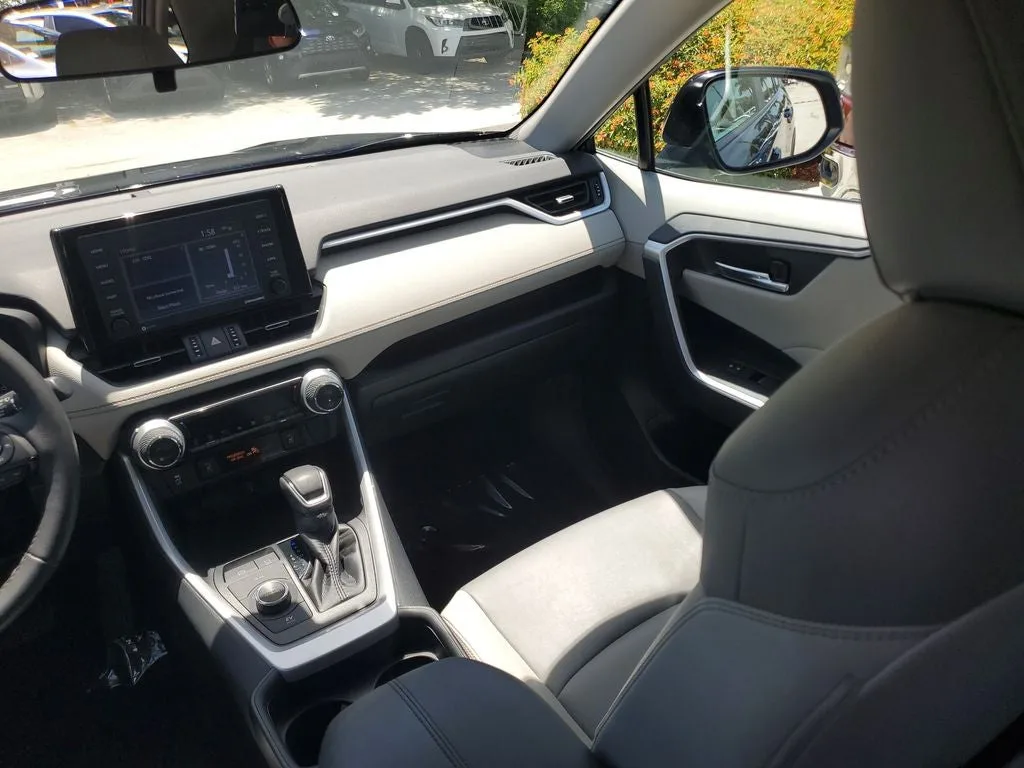 2021 Toyota RAV4 Hybrid XLE Premium photo 17