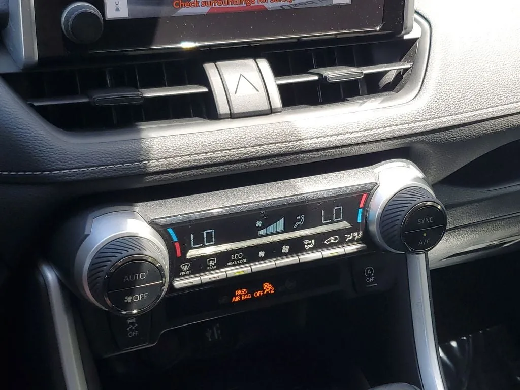 2024 Toyota RAV4 XLE photo 30