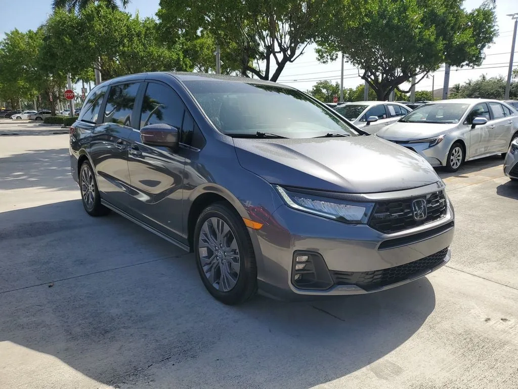 2025 Honda Odyssey Touring photo 3