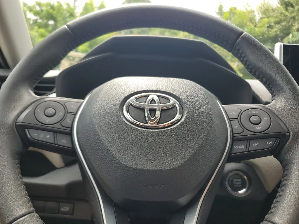 2023 Toyota RAV4 XLE Premium photo 24