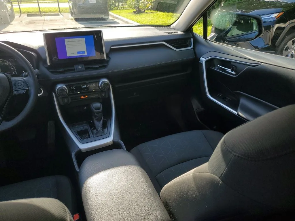 2025 Toyota RAV4 XLE photo 16