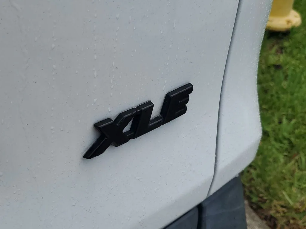 2022 Toyota RAV4 XLE photo 5